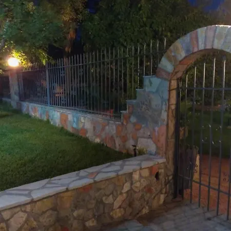 Theocharis Paradise Γλύφα
